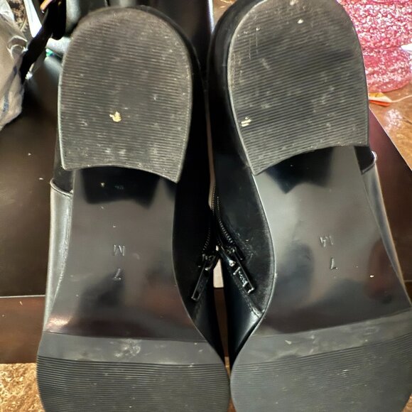 Vaneli Women's Size 7 leather ankle boots with side zip Black - Picture 6 of 7